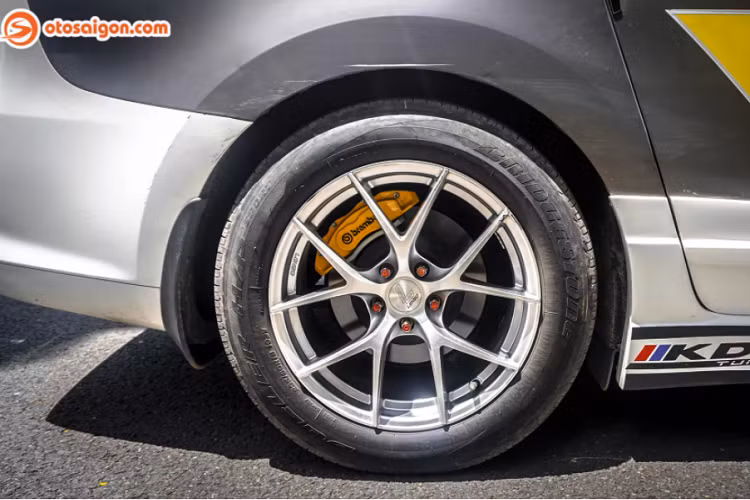 Hông xe trang bị thêm ốp sườn lấy ý tưởng từ bộ body kit của hãng độ Rowen dành cho Toyota Alphard. Ngoài ra, đi cùng là bộ mâm Lenso của Thái với lốp xe Bridgestone. Gương chiếu hậu cũng được sơn carbon hiện đại.