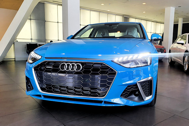 Phần thân xe của A4 cũng được bổ sung các đường gân dập nổi, trải dài từ đèn pha đến đèn hậu. Vòm bánh xe được nới rộng ra đôi chút. Audi A4 2020 được trang bị bộ mâm 17 inch 5 chấu trên bản Advanced và 10 chấu trên bản S line.