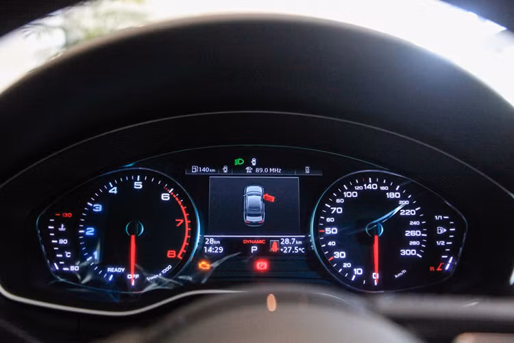 Audi A4 2020 được trang bị vô-lăng 3 chấu bọc da đa chức năng, tích hợp lẫy chuyển số. Các tiện nghi cơ bản trên A4 2020 gồm có hệ thống điều hòa 3 vùng tự động, rèm che nắng ở cửa sau, hàng ghế trước chỉnh điện, hệ thống âm thanh tiêu chuẩn Audi Sound System, hỗ trợ bơm lưng ghế 4 chiều, khóa an toàn trẻ em…