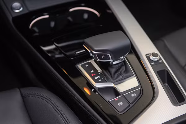 Các phiên bản Audi A4 2020 đều được trang bị động cơ lại nhẹ (mild hybrid) với 4 xi lanh, dung tích 2 lít, tăng áp và hộp số tự động 7 cấp. Tuy nhiên, bản Advanced 40 TFSI có công suất chỉ 190 mã lực, mô-men xoắn 320 Nm, kết hợp hệ dẫn động cầu trước. Bản S line 45 FTSI có công suất 245 mã lực, mô men xoắn 370 Nm, đi cùng hệ dẫn động 4 bánh Quattro.