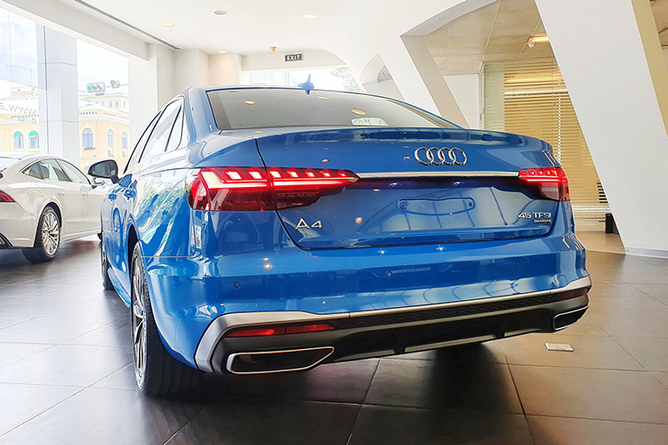 Ở phía sau, dàn đèn hậu LED được tạo hình 3D tương tự đèn pha và được kết nối bởi một đường mạ chrome mỏng. Cụm ống xả đôi hình thang tương tự đời trước. Có thể thấy kiểu dáng của A4 2020 ảnh hưởng đậm nét từ A6 và A8. Điểm phân biệt dễ thấy nhất là đường mạ chrome ở phía sau của A6 và A8 chạy xuyên qua hệ thống đèn hậu, còn trên A4 chỉ là kết nối cụm đèn hậu.