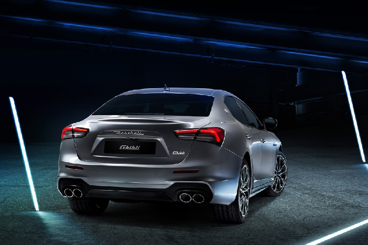 Mẫu xe lai Maserati Ghibli Hybrid 2021 vẫn mang phong cách thể thao pha lẫn lịch lãm đặc trưng của thương hiệu xe Italy. Tuy nhiên model này có thêm những chi tiết được thiết kế mới trẻ trung và hiện đại hơn giúp phân biệt với đời xe cũ cũng như các phiên bản sử dụng động cơ xăng hoặc diesel.