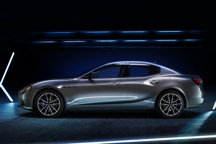 Biến thể Hybrid của Maserati Ghibli có kích thước tổng thể dài x rộng x cao lần lượt 4.971 x 1.945 x 1.461 (mm) và chiều dài cơ sở 2.998 mm.