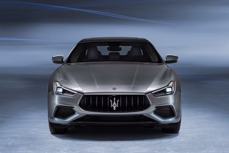 Với hộp số tự động 8 cấp ZF và hệ dẫn động cầu sau, Maserati Ghibli 2021 có khả năng tăng tốc 0-100 km/h mất 5,7 giây, vận tốc giới hạn điện tử là 255 km/h.