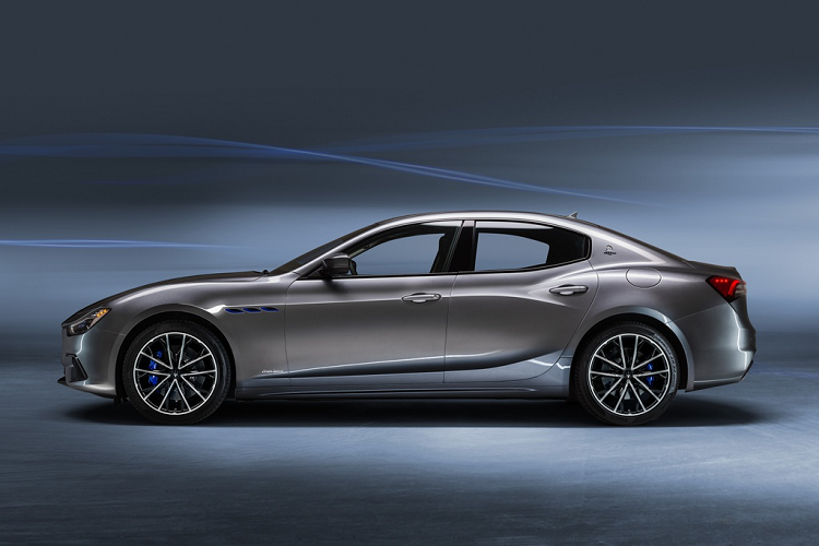 Giải pháp này vừa giúp cải thiện được mức tiêu thụ nhiên liệu, vừa cắt giảm khí thải nhưng vẫn đảm bảo chiếc Maserati có tính năng vận hành mạnh mẽ khi cần. Cụ thể, trái tim của Ghibli Hybrid 2021 là động cơ xăng tăng áp I4 dung tích 2.0L có công suất tối đa 330 mã lực và mô-men xoắn cực đại 450 Nm. Hỗ trợ cho động cơ này là hệ thống mô-tơ điện 48V có tên gọi e-Booster.