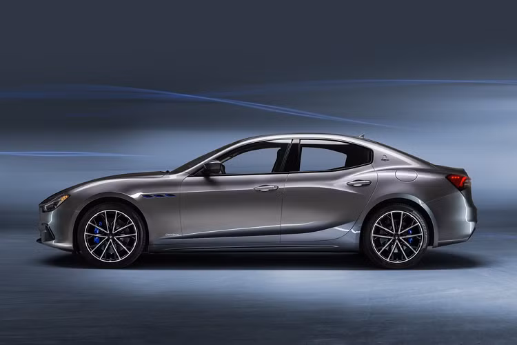 Giải pháp này vừa giúp cải thiện được mức tiêu thụ nhiên liệu, vừa cắt giảm khí thải nhưng vẫn đảm bảo chiếc Maserati có tính năng vận hành mạnh mẽ khi cần. Cụ thể, trái tim của Ghibli Hybrid 2021 là động cơ xăng tăng áp I4 dung tích 2.0L có công suất tối đa 330 mã lực và mô-men xoắn cực đại 450 Nm. Hỗ trợ cho động cơ này là hệ thống mô-tơ điện 48V có tên gọi e-Booster.