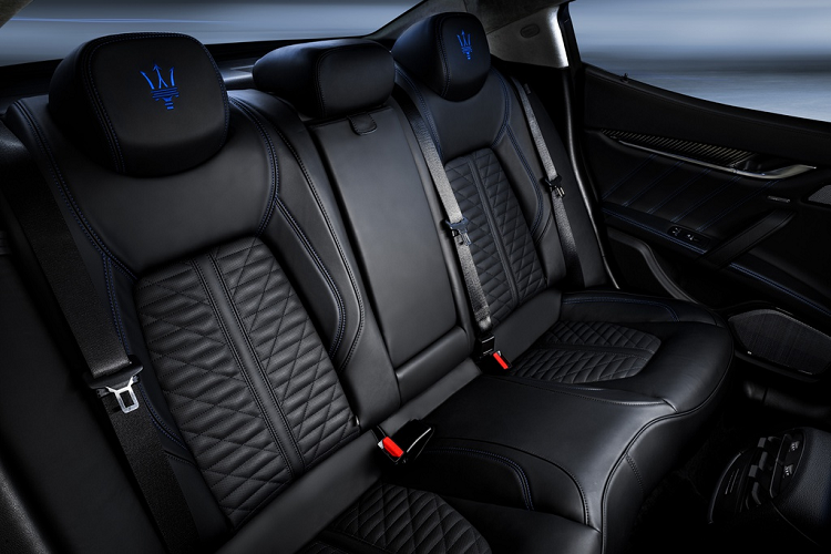 Bên cạnh nền tảng động cơ lai, Ghibli Hybrid 2021 còn là mẫu xe đầu tiên của Maserati được trang bị hệ thống kết nối Maserati Connect hoàn toàn mới có khả năng cập nhật thông tin vận hành và dữ liệu giao thông trực tuyến.