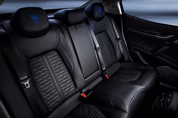 Bên cạnh nền tảng động cơ lai, Ghibli Hybrid 2021 còn là mẫu xe đầu tiên của Maserati được trang bị hệ thống kết nối Maserati Connect hoàn toàn mới có khả năng cập nhật thông tin vận hành và dữ liệu giao thông trực tuyến.