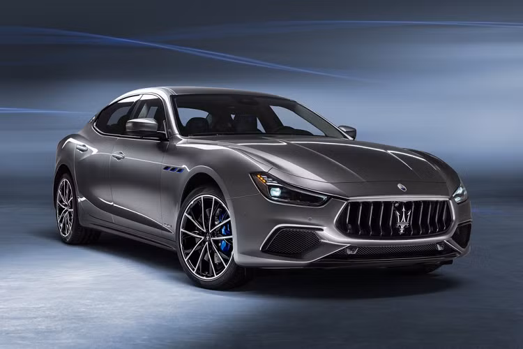 Thực tế, công nghệ động cơ lai trên Maserati Ghibli có tên gọi chính xác là Mild-Hybrid (lai nhẹ). Khác với những mẫu xe hybrid thường gặp khác có thể sử dụng động cơ điện để di chuyển độc lập, động cơ điện trên Ghibli Hybrid chỉ đóng vai trò hỗ trợ cho động cơ xăng trong quá trình tăng tốc hay chạy trớn chứ không trực tiếp can thiệp và quá trình vận hành.