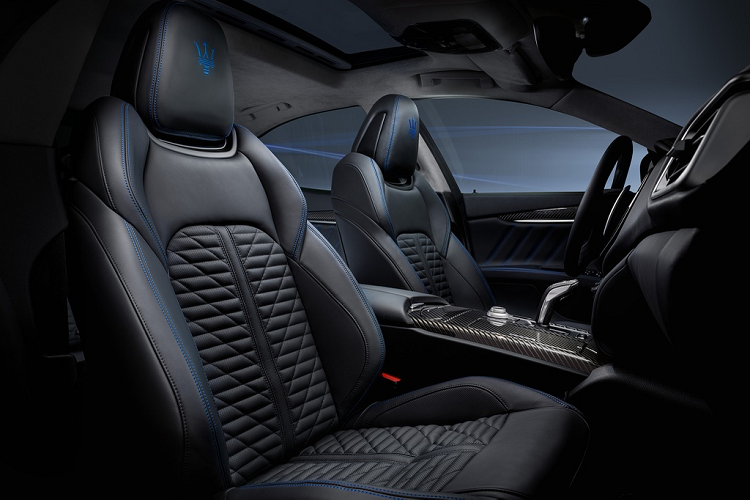 Ghế ngồi trên Ghibli Hybrid sử dụng tông màu đen với thiết kế thể thao. Tựa đầu nổi bật với logo Maserati cỡ lớn đi cùng các đường chỉ khâu trang trí màu xanh ở đệm hông và tựa lưng.