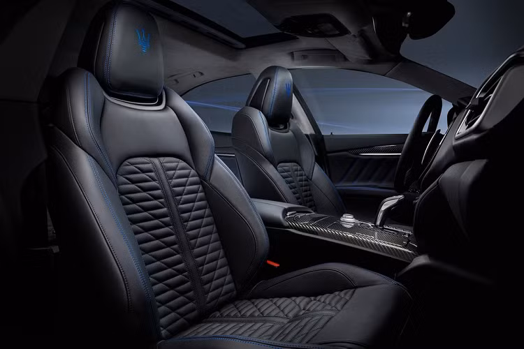 Ghế ngồi trên Ghibli Hybrid sử dụng tông màu đen với thiết kế thể thao. Tựa đầu nổi bật với logo Maserati cỡ lớn đi cùng các đường chỉ khâu trang trí màu xanh ở đệm hông và tựa lưng.