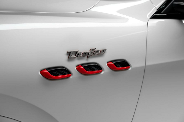 Tính năng Launch Control mà trước đó đã được giới thiệu trên mẫu Levante Trofeo cũng được bổ sung trên Quattroporte và Ghibli Trofeo để giải phóng sức mạnh động cơ và mang lại hiệu suất vận hành đáng kinh ngạc cùng cảm giác lái thuần chất Maserati.