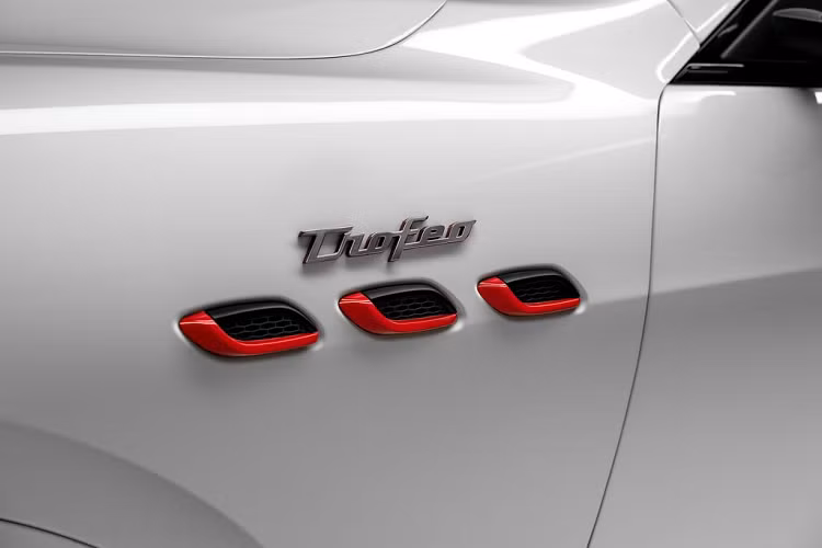 Tính năng Launch Control mà trước đó đã được giới thiệu trên mẫu Levante Trofeo cũng được bổ sung trên Quattroporte và Ghibli Trofeo để giải phóng sức mạnh động cơ và mang lại hiệu suất vận hành đáng kinh ngạc cùng cảm giác lái thuần chất Maserati.