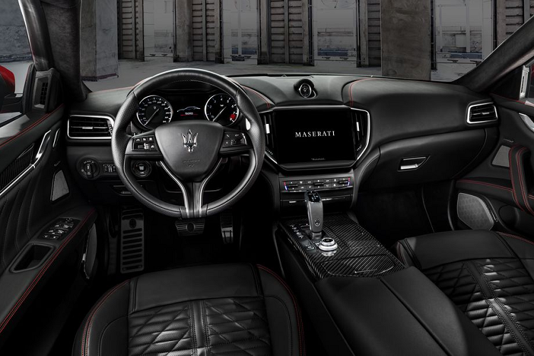 Ghibli và Quattroporte Trofeo có thể tự hào là hai dòng sedan nhanh nhất của Maserati từ trước đến nay với tốc độ tối đa lên tới 326 km/h, vượt qua cả chiếc Levante Trofeo đã ra mắt trước đó với tốc độ tối đa là 302 km/h.