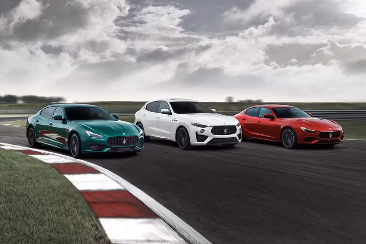 Để nhấn mạnh Maserati là biểu tượng nước Ý, Maserati đã dùng những màu sắc của Quốc kỳ để làm tông màu chủ đạo cho ba mẫu xe ra mắt lần này: màu xanh cho Quattroporte, màu trắng cho Levante và màu đỏ cho Ghibli, kết hợp giữa những chi tiết mạ chrome cùng với phần ốp màu đỏ sáng bóng đã tạo ra một vẻ ngoài mạnh mẽ và thanh lịch.