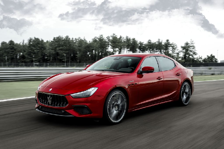 Trái tim của Maserati Ghibli và Quattroporte Trofeo được trang bị động cơ V8 tăng áp kép 3.8L sản sinh công suất đạt 580 mã lực tại vòng tua 6,250 vòng/phút với mô-men xoắn cực đại đạt 730 Nm. Động cơ của Ghibli và Quattroporte Trofeo được thiết kế và lắp ráp bởi Ferrari tại Maranello giống như Levante Trofeo trước đó, mang lại hiệu suất vận hành ấn tượng tương đương những chiếc sedan có động cơ đặt sau.