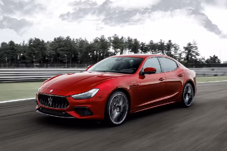 Trái tim của Maserati Ghibli và Quattroporte Trofeo được trang bị động cơ V8 tăng áp kép 3.8L sản sinh công suất đạt 580 mã lực tại vòng tua 6,250 vòng/phút với mô-men xoắn cực đại đạt 730 Nm. Động cơ của Ghibli và Quattroporte Trofeo được thiết kế và lắp ráp bởi Ferrari tại Maranello giống như Levante Trofeo trước đó, mang lại hiệu suất vận hành ấn tượng tương đương những chiếc sedan có động cơ đặt sau.