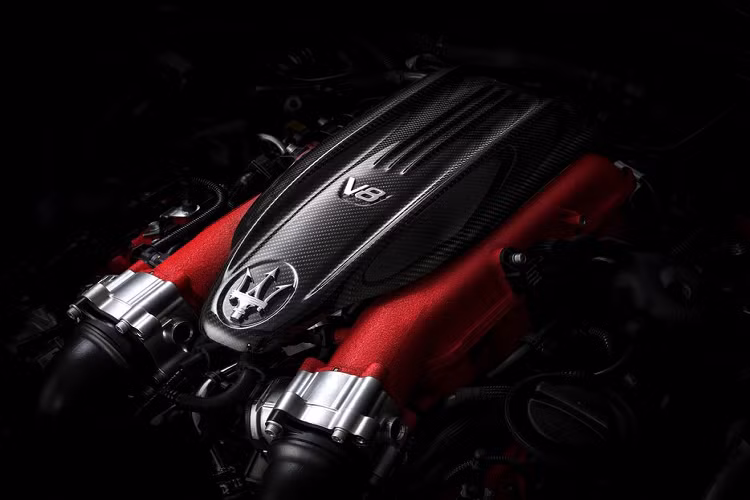 Động cơ V8 trước đó đã được trang bị cho phiên bản sedan Quattroporte GTS 530 mã lực, nhưng đến tận hôm nay, Maserati mới thực sự sử dụng động cơ V8 có công suất tối đa lên tới 580 mã lực cho sedan Ghibli, Quattroporte Trofeo và chiếc SUV Levante* Trofeo đáp ứng được các tiêu chuẩn khí thải và tiết kiệm nhiên liệu.