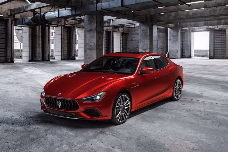 Ba hốc thoát gió bên hông thân xe và chi tiết tia sét bên trong logo Đinh ba ở trụ C được viền đỏ để tăng tính nhận diện cho phiên bản Trofeo mới. Thay đổi lớn nhất ở dòng xe này là thiết kế cụm đèn hậu mới với phong cách boomerang lấy cảm hứng từ mẫu 3200 GT và mẫu xe concept Alfieri của Maserati.