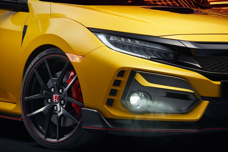 Là mẫu xe chú trọng cảm giác lái, Honda Civic Type R Limited Edition có khung gầm được tinh chỉnh, hệ thống giảm xóc thể thao hơn, hệ thống lái được cải thiện khả năng kiểm soát và độ phản hồi.