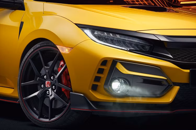 Là mẫu xe chú trọng cảm giác lái, Honda Civic Type R Limited Edition có khung gầm được tinh chỉnh, hệ thống giảm xóc thể thao hơn, hệ thống lái được cải thiện khả năng kiểm soát và độ phản hồi.
