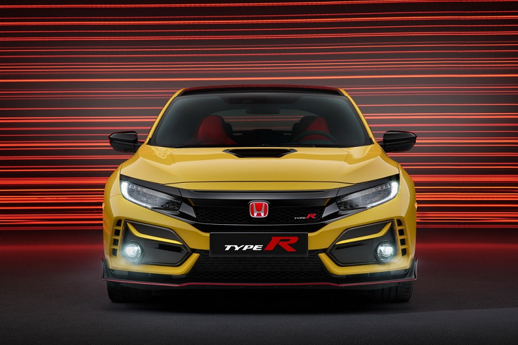 Cung cấp sức mạnh cho Civic Type R Limited Edition vẫn là động cơ tăng áp VTEC 4 xy-lanh 2.0L, sản sinh công suất 306 mã lực và mô-men xoắn 400 Nm. Động cơ này đi kèm với hộp số sàn 6 cấp và hệ dẫn động cầu trước. Chiếc Type R bản giới hạn này cũng được trang bị gói công nghệ Honda Sensing gồm cảnh báo va chạm trước, cảnh báo lệch làn, hỗ trợ giữ làn và kiểm soát hành trình thích ứng.