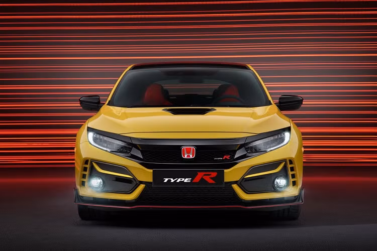 Cung cấp sức mạnh cho Civic Type R Limited Edition vẫn là động cơ tăng áp VTEC 4 xy-lanh 2.0L, sản sinh công suất 306 mã lực và mô-men xoắn 400 Nm. Động cơ này đi kèm với hộp số sàn 6 cấp và hệ dẫn động cầu trước. Chiếc Type R bản giới hạn này cũng được trang bị gói công nghệ Honda Sensing gồm cảnh báo va chạm trước, cảnh báo lệch làn, hỗ trợ giữ làn và kiểm soát hành trình thích ứng.