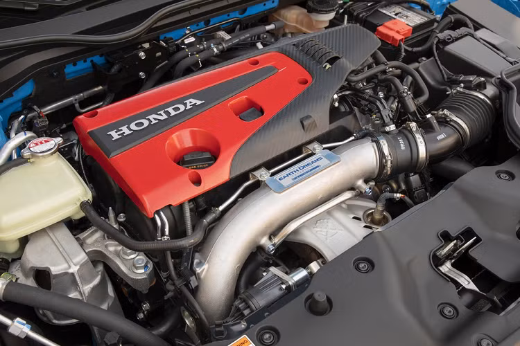 Bên trong, nội thất xe nổi bật với bộ ghế thể thao màu đỏ, vô-lăng được bọc da Alcantara cao cấp và cần số thiết kế mới.