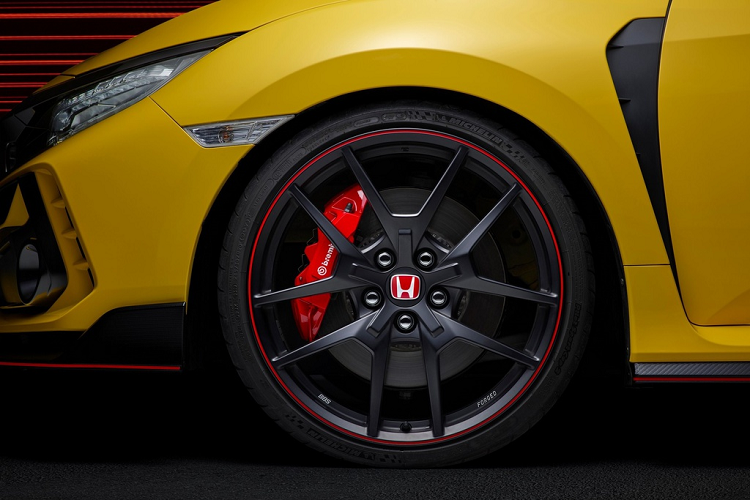 Civic Type R Limited Edition được giảm cân nhờ sử dụng bộ mâm BBS siêu nhẹ và loại bỏ các bộ phận không cần thiết như hệ thống âm thanh, hệ thống thông tin giải trí, điều hòa không khí, cần gạt nước, tấm che khoang hành lý và ống dẫn nhiệt.