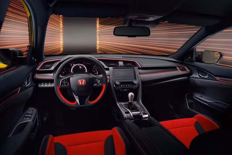 Là mẫu xe chú trọng cảm giác lái, Honda Civic Type R Limited Edition có khung gầm được tinh chỉnh, hệ thống giảm xóc thể thao hơn, hệ thống lái được cải thiện khả năng kiểm soát và độ phản hồi.