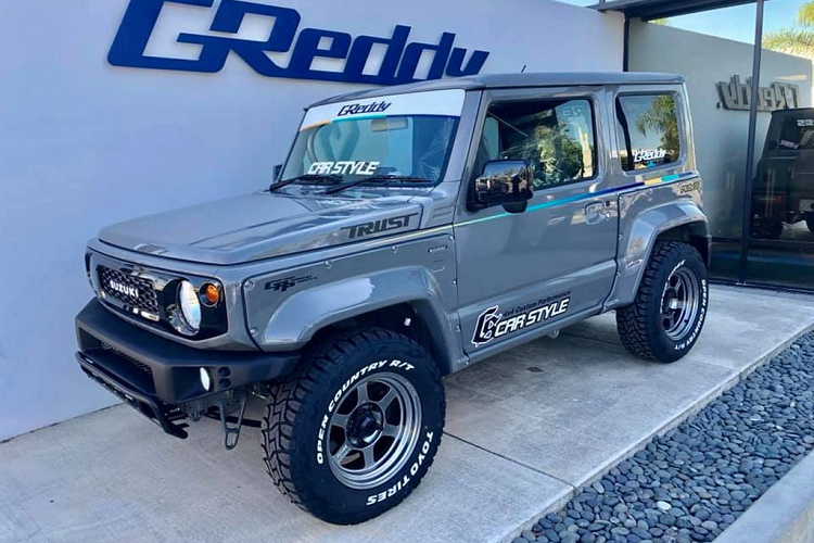 Một số thay đổi khác trên thân xe gồm có cản trước mới, đèn hậu dạng LED. Bánh dự phòng gắn ở cửa sau được tháo bỏ. Hệ thống ống xả kép hiệu GReddy, gắn ngay vị trí biển số xe.