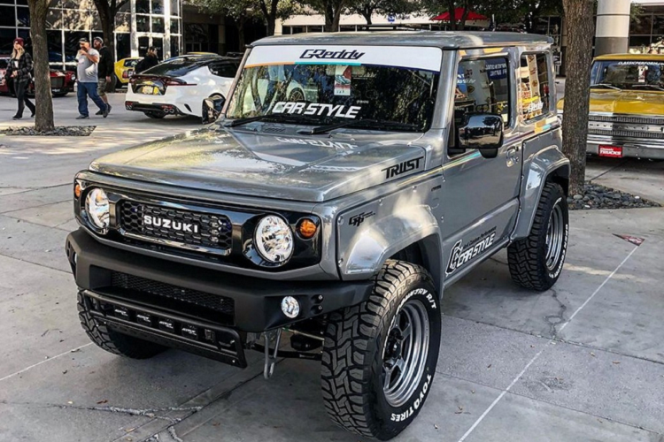 Bên dưới nắp capo, chiếc Suzuki Jimny 2019 mới này cũng được độ thêm hệ thống tăng áp nhằm tăng hiệu suất động cơ. Bản độ này có tên gọi là JDM Jimny Sierra. Trước đó, Car Style Japan từng gây chú ý khi biến chiếc Prius thành mẫu crossover vào năm 2017.