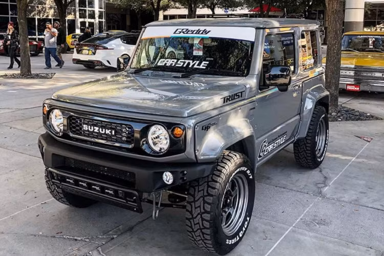 Bên dưới nắp capo, chiếc Suzuki Jimny 2019 mới này cũng được độ thêm hệ thống tăng áp nhằm tăng hiệu suất động cơ. Bản độ này có tên gọi là JDM Jimny Sierra. Trước đó, Car Style Japan từng gây chú ý khi biến chiếc Prius thành mẫu crossover vào năm 2017.