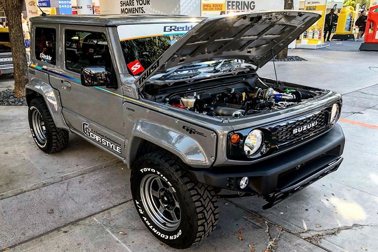 Bên trong nội thất, chiếc xe được gắn thêm khung chống lật, băng ghế phía sau cũng được loại bỏ. Đây cũng là dự án độ đầu tiên áp dụng tăng áp cho động cơ xăng 4 xy-lanh 1.5L của Jimny. Bộ tăng áp này do hãng TZ GReddy sản xuất.