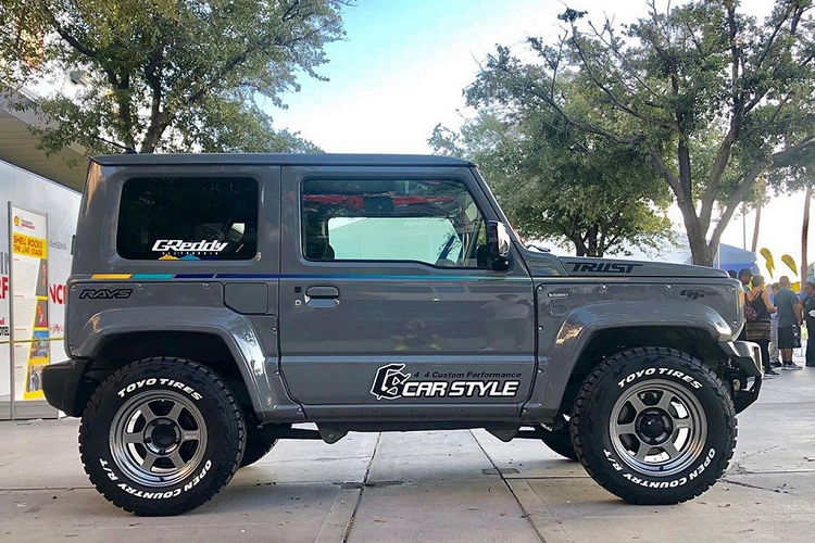 Với ngoại hình mới, chiếc Suzuki Jimny độ khủng này có phần u ám và dữ dằn hơn. Chiếc xe địa hình nhỏ được sơn lại màu xám. Mâm độ Racing cùng bộ lốp địa hình Toyo.