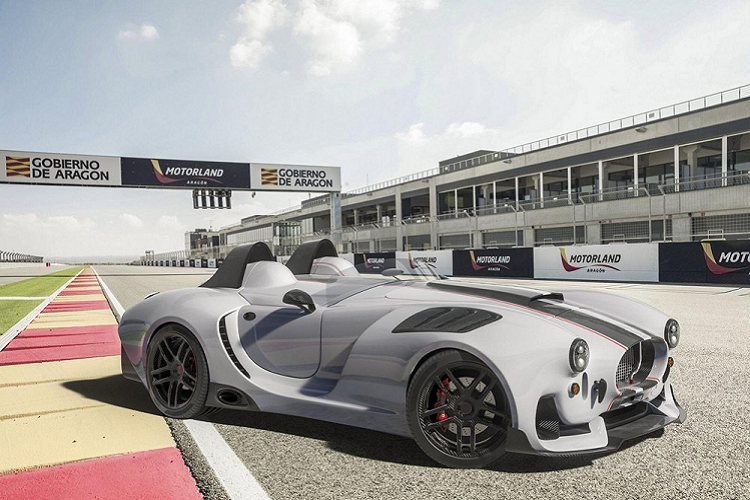 Knight International không hề hé lộ một bức ảnh nào về nội thất, nhưng nói rằng xe cổ điển Vision R sẽ có ghế ngồi thể thao Recaro sợi carbon, một “bộ trang bị truyền thông đa phương tiện” và “bảng đồng hồ kỹ thuật số tích hợp vào mũ bảo hiểm sợi carbon kèm tính năng tăng cường thực tế.” Chi tiết mũ bảo hiểm có phần phức tạp quá thể, nhưng nghe có vẻ như là thông tin quan trọng của xe sẽ được chiếu lên tầm nhìn của tài xế khi họ đội chiếc mũ bảo hiểm đặc biệt.