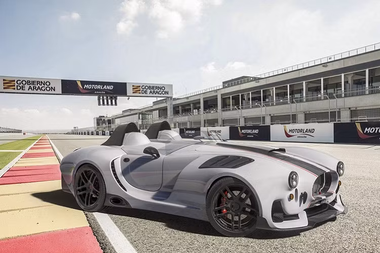 Knight International không hề hé lộ một bức ảnh nào về nội thất, nhưng nói rằng xe cổ điển Vision R sẽ có ghế ngồi thể thao Recaro sợi carbon, một “bộ trang bị truyền thông đa phương tiện” và “bảng đồng hồ kỹ thuật số tích hợp vào mũ bảo hiểm sợi carbon kèm tính năng tăng cường thực tế.” Chi tiết mũ bảo hiểm có phần phức tạp quá thể, nhưng nghe có vẻ như là thông tin quan trọng của xe sẽ được chiếu lên tầm nhìn của tài xế khi họ đội chiếc mũ bảo hiểm đặc biệt.