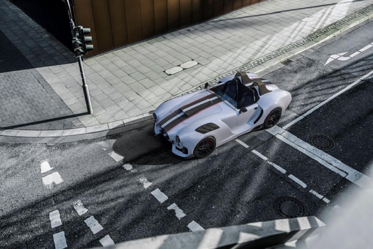 Knight Vision R sẽ trang bị một hệ thống động cơ hybrid sản sinh dự tính 1.110 mã lực. Trước mắt, nhà sản xuất vẫn giữ kín nhiều thông tin về chiếc xe mới, nhưng cho biết nó sễ có trang bị một cụm pin lithium-ion, một hệ thống treo Ohlins và trọng lượng không tải dưới 907 kg.