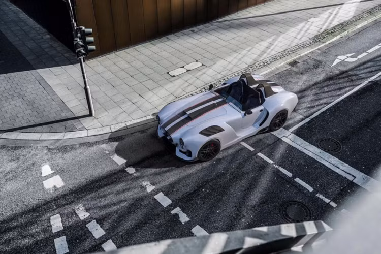 Knight Vision R sẽ trang bị một hệ thống động cơ hybrid sản sinh dự tính 1.110 mã lực. Trước mắt, nhà sản xuất vẫn giữ kín nhiều thông tin về chiếc xe mới, nhưng cho biết nó sễ có trang bị một cụm pin lithium-ion, một hệ thống treo Ohlins và trọng lượng không tải dưới 907 kg.