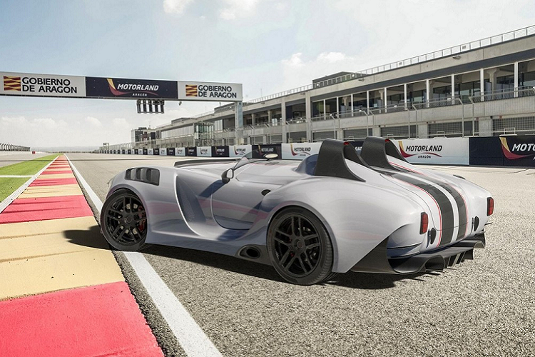 Cụ thể hơn, chiếc xe này chịu nguồn cảm hứng chính từ AC/Shelby Cobra, nhưng mang thân vỏ sợi carbon với một hệ thống chống lật hiện đại. Chúng ta cũng có thể thấy sự hiện diện một tấm chẻ gió phía trước, tấm chắn bùn có cửa thông gió và hốc gió ngay trước bánh sau, tất cả đều làm bằng sợi carbon. Công ty nói rằng mẫu xe độc đáo này sẽ có một ống xả titan, một tấm che phía sau và bộ la-zăng có khóa trung tâm bằng sợi carbon mà được hỗ trợ bởi một hệ thống phanh sứ carbon.