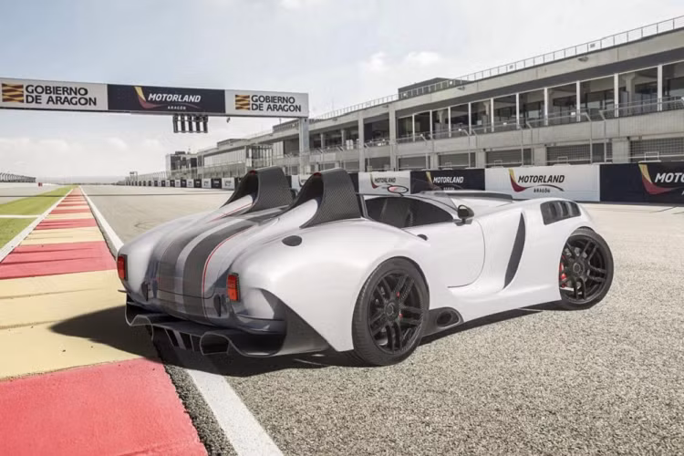 Trên khía cạnh động lực, chiếc xe sẽ có trang bị một khối động cơ siêu nạp V8 dung tích 5.2 lít sản sinh 760 mã lực kết hợp hệ dẫn động cầu sau. Nó cũng sẽ được bổ trợ bởi 2 mô tơ điện sản sinh 350 mã lực và vận hành bánh trước. Do vậy, sự kết hợp này có thể mang tới cho xe hệ dẫn động 4 bánh AWD và công suất tổng hợp 1.110 mã lực.