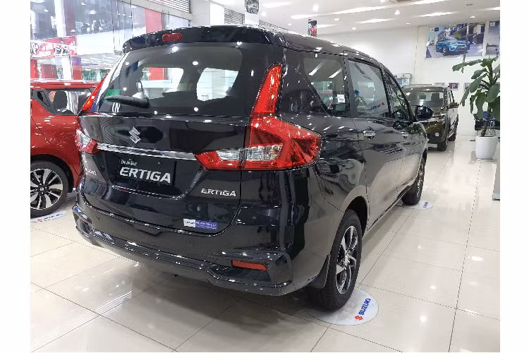 Nếu không giảm giá cho Ertiga Limited, thì chắc chắn số đông sẽ lựa chọn Ertiga Sport có giá cao hơn 4 triệu, để được nâng cấp thêm 2 trang bị đáng giá: Cân bằng điện tử và Khởi hành ngang dốc.