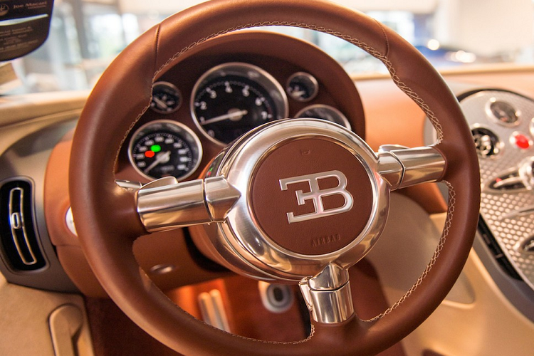 Đã từng có rất nhiều phiên bản nổi tiếng của dòng Veyron được sản xuất và ra mắt gây được nhiều tiếng vang như Veyron Fbg par Hermes, Veyron l’Or Blanc, Veyron Bleu Centenaire, Veyron Sang Noir,…Bên cạnh đó còn có một số những chiếc xe phiên bản đặc biệt gây được “ít” sự chú ý hơn như chiếc Bugatti Veyron 16.4 “Le Mans” Edition.