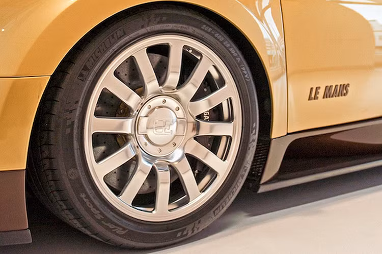 Hai bên cửa được đính logo chữ “Le Mans” nổi màu đen biểu trưng cho tên gọi của phiên bản này. Đồng thời, đây cũng chính là chiếc Bugatti Veyron duy nhất trên thế giới được phối màu ngoại thất hai tông màu với màu nâu và vàng gold đầy lạ mắt.