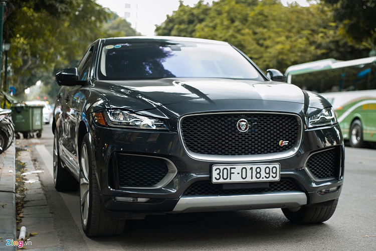 Mẫu xe SUV Jaguar F-Pace lần đầu tiên ra mắt thị trường Việt Nam từ đầu năm 2017. Tuy nhiên đến nay chỉ có duy nhất một phiên bản F-Pace S lăn bánh trên đường. Chiếc xe này có "hộ khẩu" ở Hà Nội. 