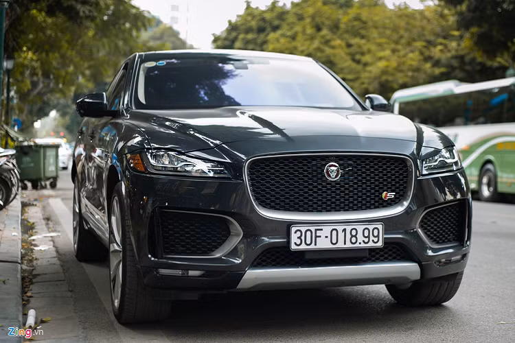 Mẫu xe SUV Jaguar F-Pace lần đầu tiên ra mắt thị trường Việt Nam từ đầu năm 2017. Tuy nhiên đến nay chỉ có duy nhất một phiên bản F-Pace S lăn bánh trên đường. Chiếc xe này có "hộ khẩu" ở Hà Nội. 