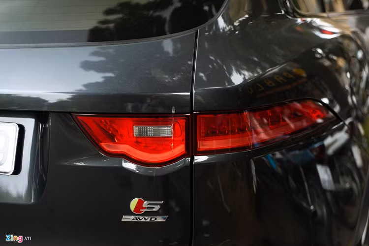 Trong khi đó, đèn hậu có thiết kế tương tự mẫu xe thể thao hiệu suất cao Jaguar F-Type. Logo S xuất hiện ở lưới tản nhiệt trước và sau đuôi xe là đặc điểm nhận dạng của bản hiệu suất này. 