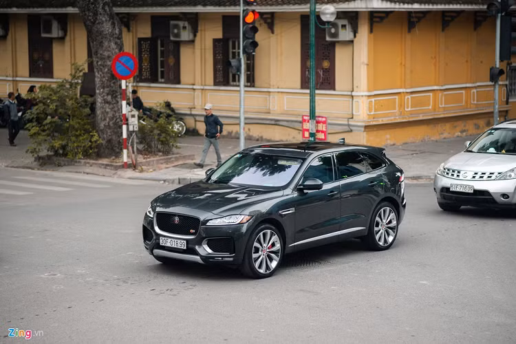 Xe sang Jaguar F-Pace S được xem là phiên bản mạnh mẽ và thể thao nhất, bên cạnh các phiên bản Pure, Prestige, Portfolio và R-Sport đang bán ở thị trường Việt Nam. 