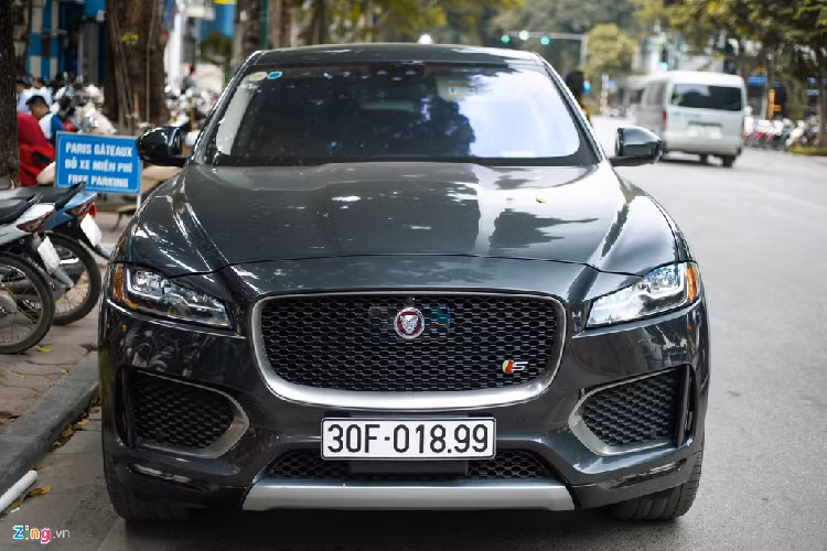 Jaguar F-Pace S còn được trang bị những công nghệ hàng đầu như hỗ trợ kiểm soát độ bám đường toàn bề mặt (All Surface Progress Control - ASPC), công nghệ thích ứng toàn bề mặt (Adaptive Surface Response - AdSR). 