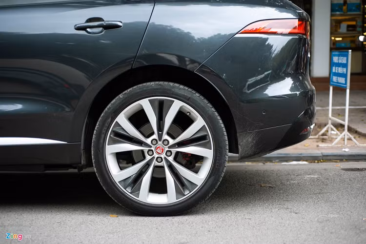 Jaguar F-Pace S trang bị bộ mâm hợp kim đa chấu kích thước 20 inch, kẹp phanh màu đỏ nổi bật bên trong. 